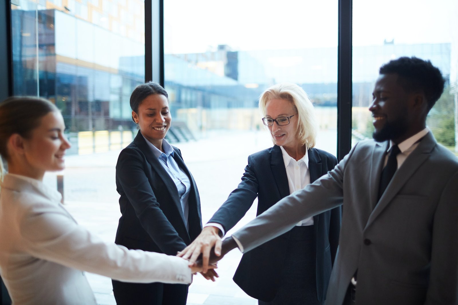 Equipe da JDanielli Advocacia reunida no escritório em Florianópolis, pronta para atender clientes com soluções jurídicas ágeis e eficazes.